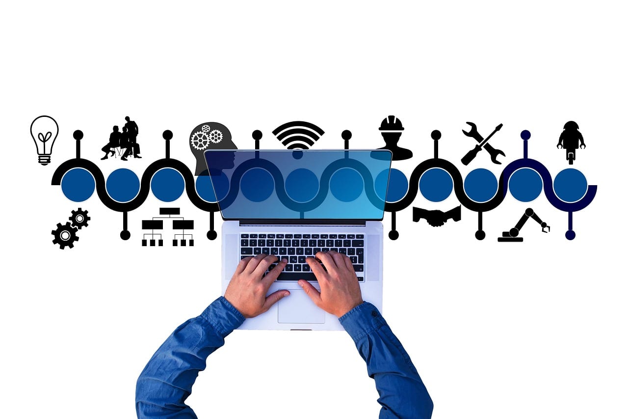 Equipo revisando estrategia digital y decisiones de negocio